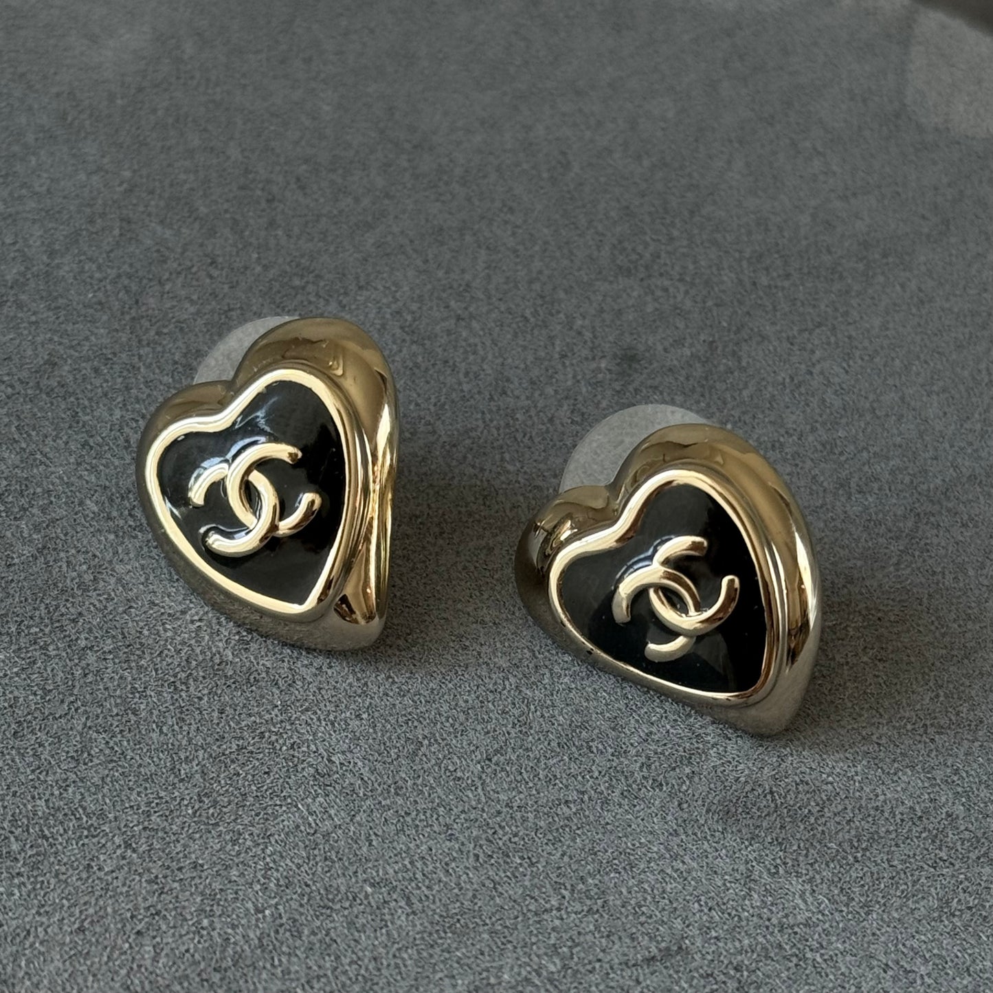 Coco black heart light gold earrings