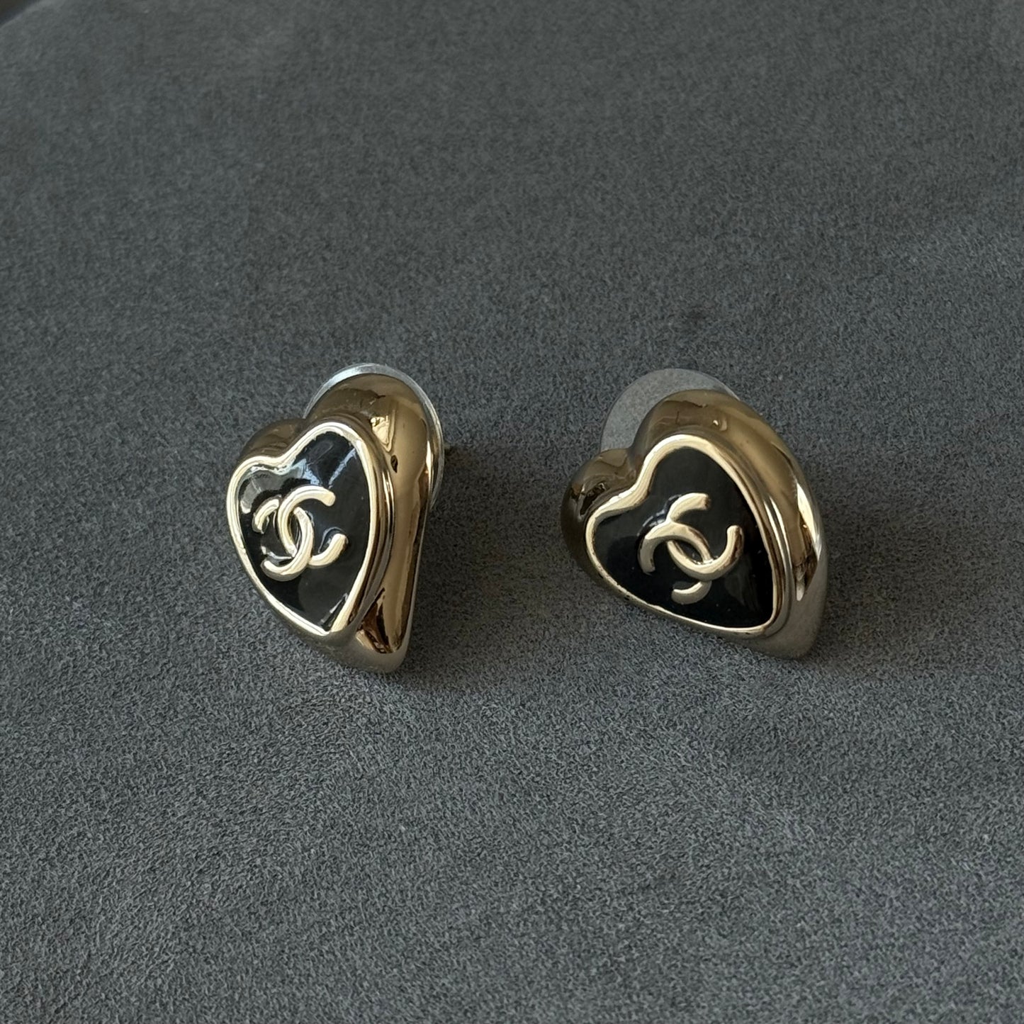 Coco black heart light gold earrings
