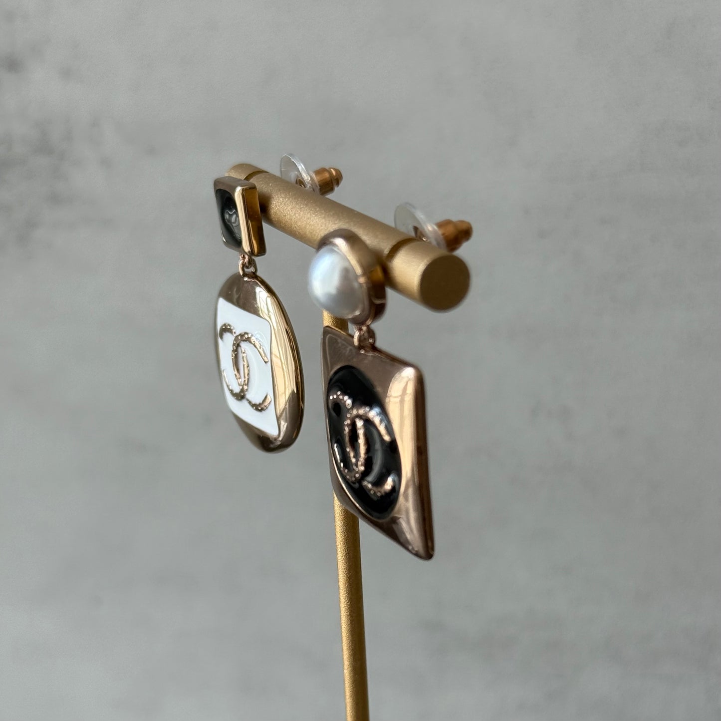 Coco black white rose gold earring