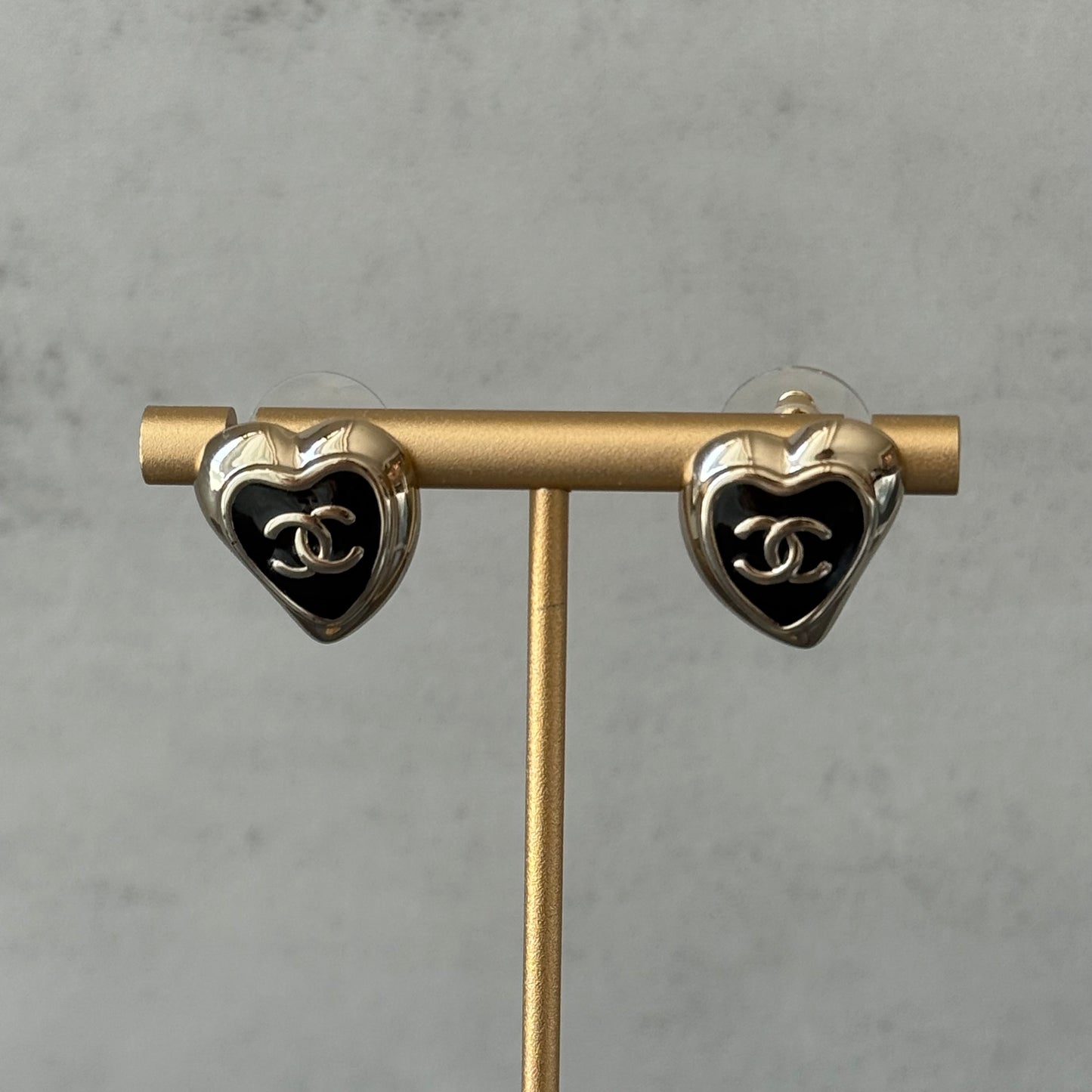Coco black heart light gold earrings
