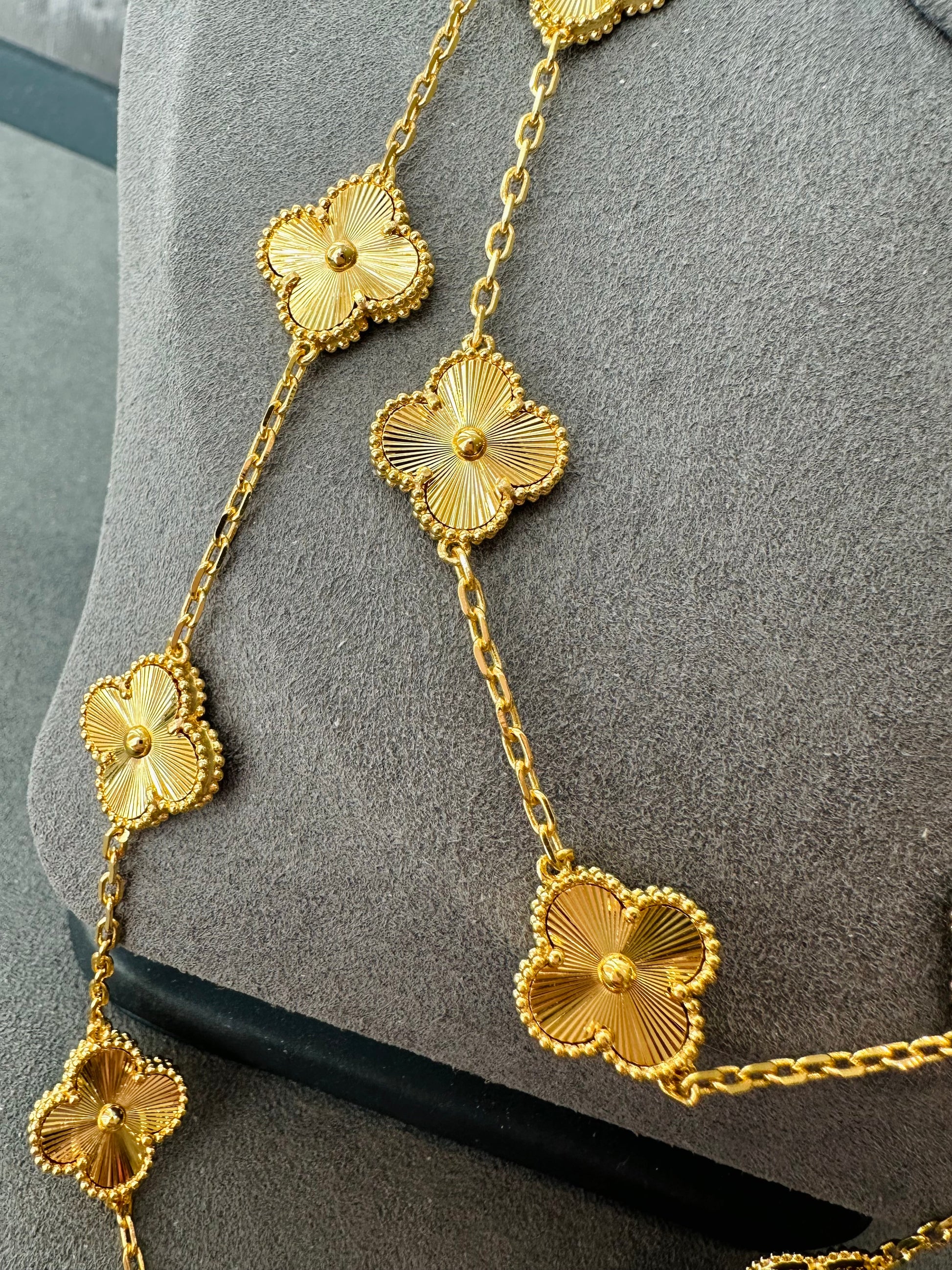 Guilliche 20 motifs clover necklace 18k gold plated 84 cm long clover size 15mm